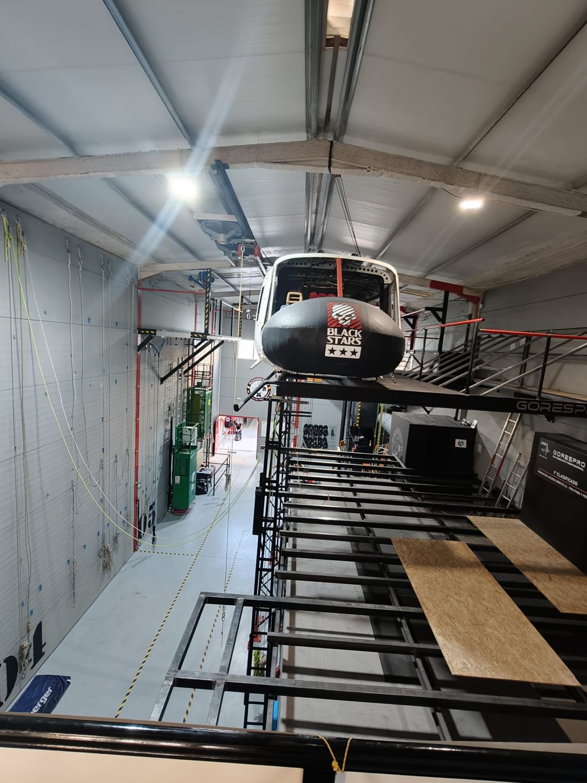 Fuselaje de helicóptero suspendido sobre las plataformas de entrenamiento