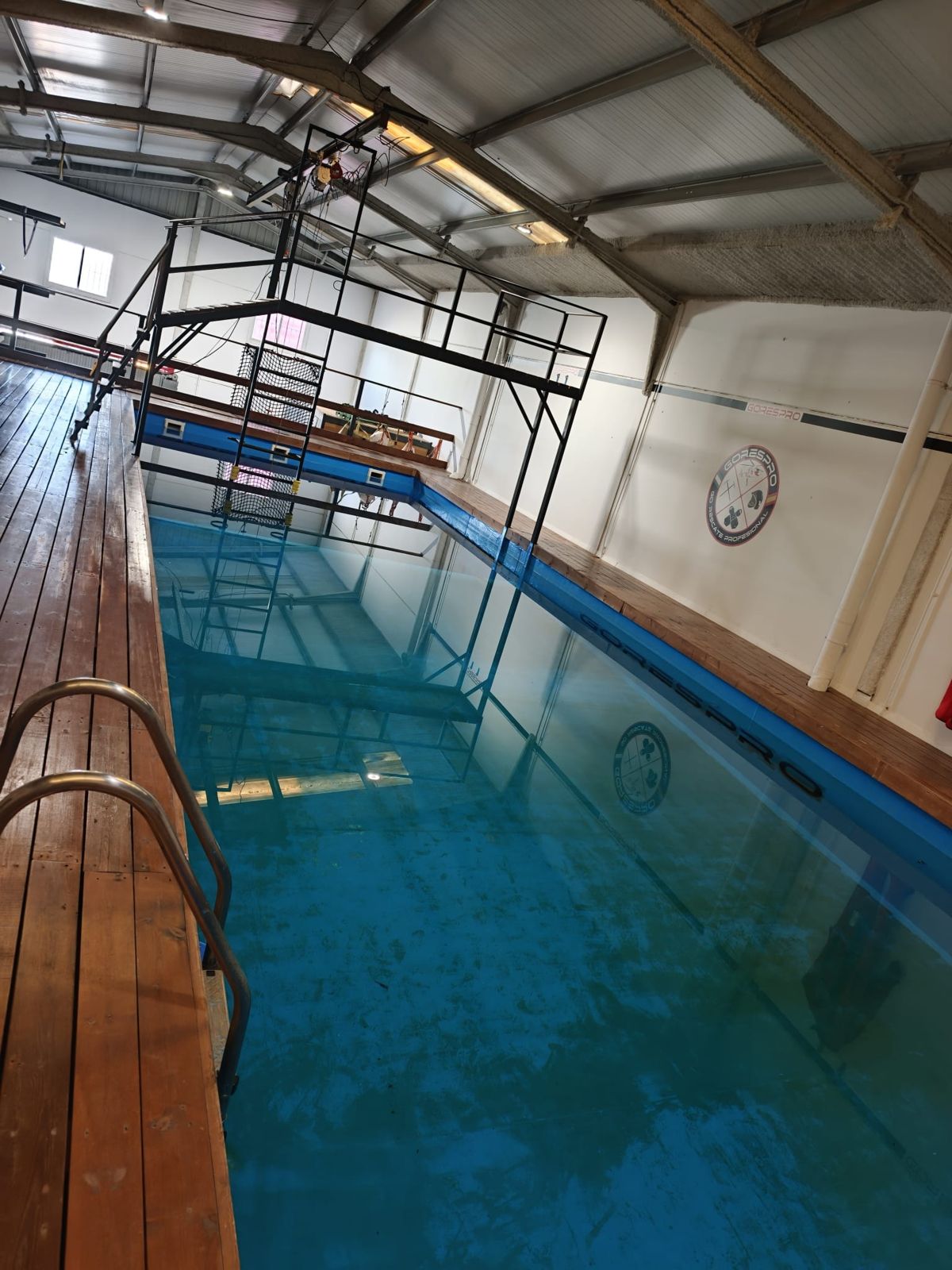Piscina cubierta con plataforma elevada de rescate